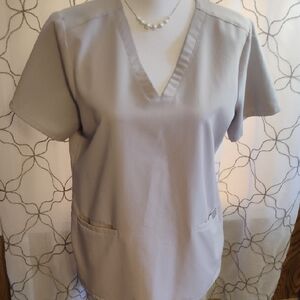 Figs Women's Short Sleeve V-Neck Top - Light Gray